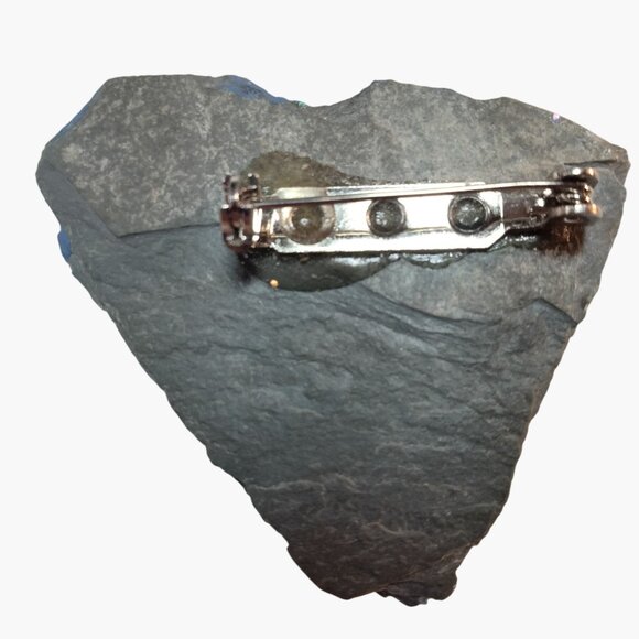 Hand Painted Snowman Scene  Brooch Heart Shaped Slate Stone Glitter Accent OOAK - Picture 3 of 4